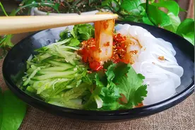 用1碗豌豆淀粉1碗清，小猫教你制作做酸辣爽口的凉皮，天热吃不错