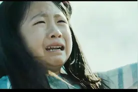 小女孩挡在机枪前面保护妈妈，看哭多少人。#韩国电影《流感》。视频封面