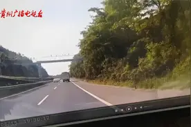 电动车高速路上突然“刹停”，引发交通事故，车主：系统有故障视频封面