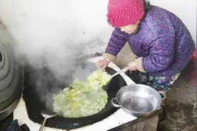 这个老太太，今天焯了一大盆冻白菜，这是要做啥菜呢？视频封面