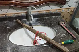 台下洗脸盆用了6年竟然掉下来了，专业师傅看看我维修的方法对不