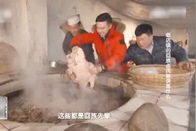 这么大一口锅，把整只牛放入20多年老汤卤制，都是精髓啊！