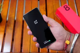 一加新款5G旗舰手机：OnePlus 8开箱评测视频封面