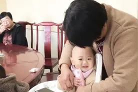 小外甥过一周岁生日，看看姥姥给了多少红包？宝宝竟搂住一沓不放视频封面