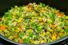 我家吃10顿米饭，7顿是这种做法，饭和菜一锅出，下班回家就开饭