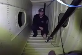 世界最大飞机波音747油箱有多大？近距离观察，网友：这还是油视频封面