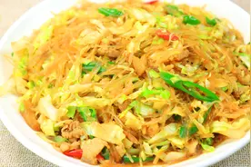 厨师长教你包菜炒粉条的家常做法，2分钟炒一盘，比饭店的好吃视频封面