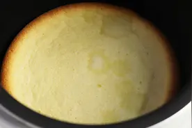 想吃鸡蛋糕不用买，用电饭煲在家就能做，蓬松暄软，比买的还好吃