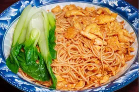 早餐面条好吃有秘诀，关键在这一步，这样调料汁拌面条比饭店还香