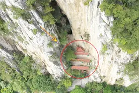 贵州大山夹缝中发现一座楼阁，与山连为一体，古人太睿智了视频封面