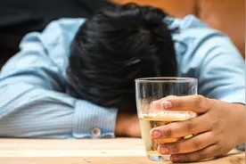 一喝酒就上脸不代表酒量好，而是3种病的先兆，不是在开玩笑视频封面