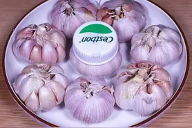 剥大蒜别再用手扒，只需1个矿泉水盖就搞定，快速去皮又不费劲视频封面