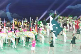 关系够铁！现场气氛热烈，数万国人山呼海啸，三大铁哥们待遇非凡