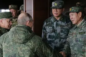 国防部长魏凤和身着新式作训服与俄罗斯总统普京一同观摩实兵演练