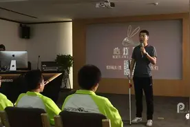 春城有个酷帅配音员，让你闭眼也能看电影