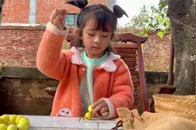 农村4岁女孩乖巧懂事，亲手制作礼物送爸妈，看送的啥礼物视频封面