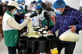 西安一面馆女老板为抗疫一线送免费餐，7天送餐近3万份视频封面
