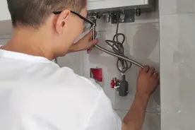 燃气热水器安装全过程，有工具自己也能搞定视频封面