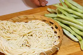 芸豆和面条一起做，没想到这么好吃，饭店都吃不到，简单还解馋