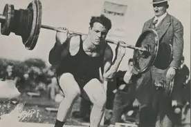 双腿撑住行驶中的汽车，肉身扛起400公斤大象，大重量深蹲发明者