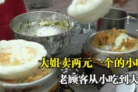 河南大姐卖两元一个小吃，把辣条放到米糕蒸， 老顾客从小吃到大视频封面
