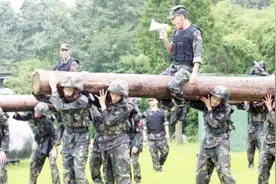 普通军人两年便可退役，那当上特种兵要几年退役？视频封面
