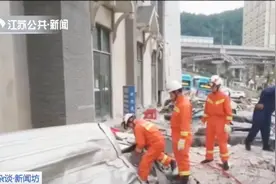 号称贵阳第一楼盘！一声巨响，高空连廊凌晨垮塌，停车场一片狼藉视频封面