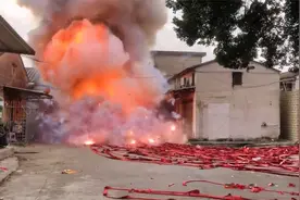 潮汕元宵节，村民在民警的监督下 对违禁烟花鞭炮进行了集中销毁视频封面