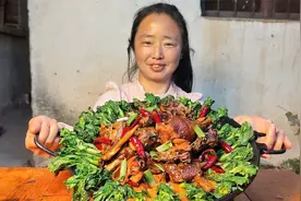 一家人忙完农活，烧地锅炖咸鸡，又香又下饭真好吃视频封面