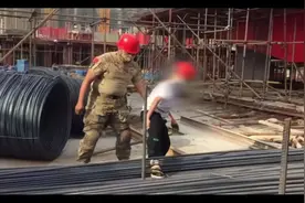12岁男孩沉迷玩游戏，工地体验妈妈搬钢筋的不易后态度大转变视频封面