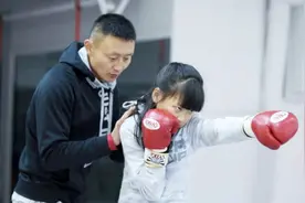 “奥运宝宝”5岁练拳击，稚嫩中透着凶猛，拳馆女生都被她KO视频封面