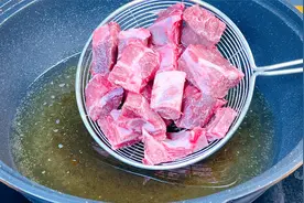 把排骨放入滚烫的油锅中，瞬间变成特色美食，第一次见这做法，香视频封面
