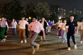 河南一广场领舞美女太霸气了，网友喊话眼镜姐可以出师了，好魔性视频封面