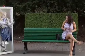【整蛊】外国整人情景剧，一个很漂亮的芭比娃娃真人整蛊路人哈哈视频封面