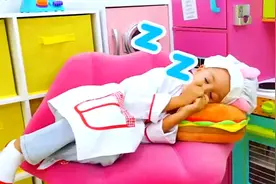 盘点奇闻趣事：小萌娃来餐厅吃东西，厨师却睡着了视频封面