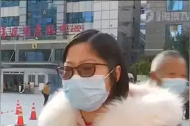 男子乘坐观光车不慎掉落 责任谁来担视频封面