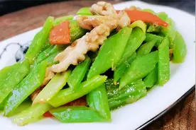饭店的“西芹桃仁”为啥那么好吃？原来技巧全在这里，值得收藏视频封面