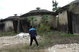 实拍：农村罕见集体圆形古董房，八间房子大门相对着，太奇妙了视频封面