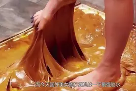 最强胶水究竟有多恐怖？美女光脚踩下去，画面简直不忍直视！视频封面