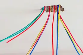 墙壁开关里有1根红线，4根白线怎么接？教你一招，再也不会接错线视频封面