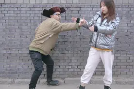 美女问小伙：四四方方一块田，一荒荒了十八年，小伙的回答太逗了视频封面