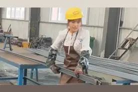 19岁女钢筋工疯狂加班 梦想为父亲盖房视频封面