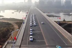 辽宁一老板迎亲，新娘娇小漂亮，婚车队清一色，好霸气视频封面