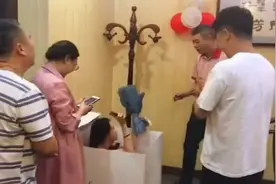 女儿回家为给爸爸庆50，打包自己藏礼盒内1小时，爸爸瞬间落泪视频封面