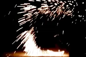 广东这对恋人太“过火”，竟在拍婚纱照时放烟花点燃山火视频封面