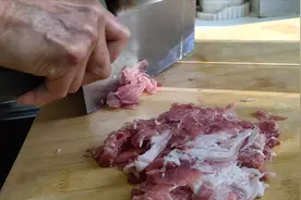 羊肉最好吃的做法，老爸把羊肉切的薄如纸，腌制一下，太好吃了！视频封面
