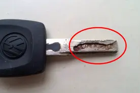 钥匙生锈了别烦恼，学会这一招，几分钟上面的锈渍全消失，厉害了