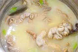 肥肠如何处理香嫩异味少，厨师长教你地道做法，不花钱学会妙招视频封面