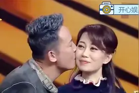 汪正正一家三口罕见曝光！与妻子张静宇同台亲吻秀恩爱，羡煞旁人视频封面