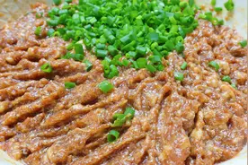 调肉馅，最忌直接放盐和料酒，教你小秘诀，鲜嫩多汁，不腥不柴